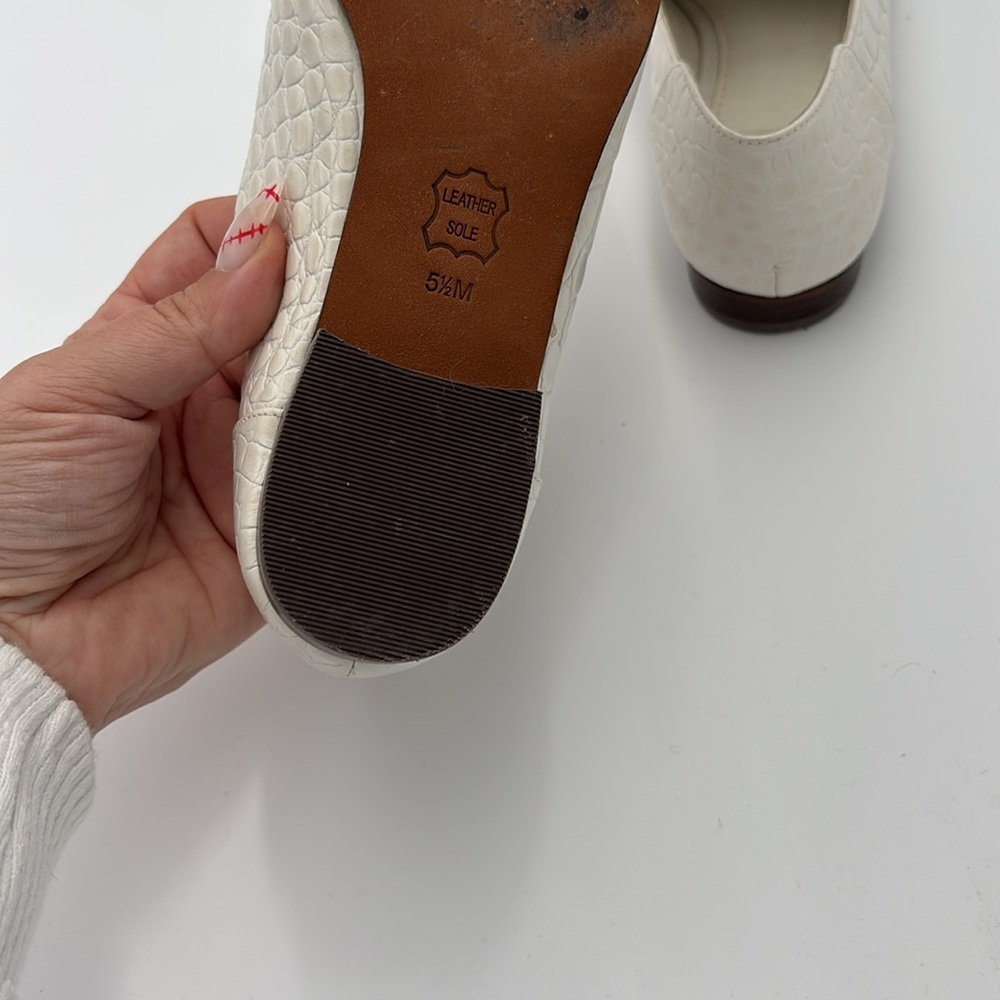 Tory Burch Jessa White Croc Embossed Elegant White Loafers with Gold Chain 5.5 - Picture 6 of 6